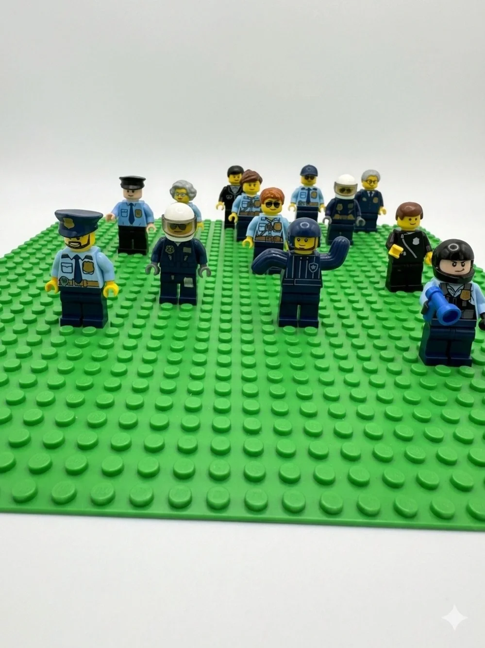LEGO® City Police Force Mega-Lot | 13 Minifigures & Baseplate